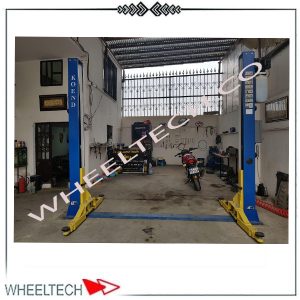 تصویر جک دو ستون دست دوم در وضعیت سالم و آماده نصب برای تعمیرگاه‌های خودرو